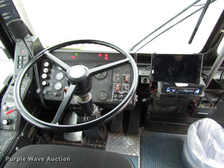 image for item DF7840 2001 Gillig G21B096N4 shuttle bus