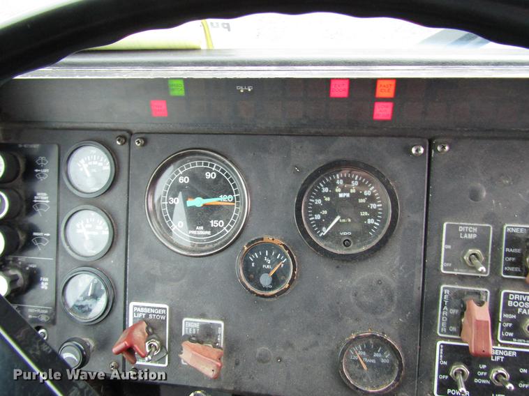 image for item DF7840 2001 Gillig G21B096N4 shuttle bus