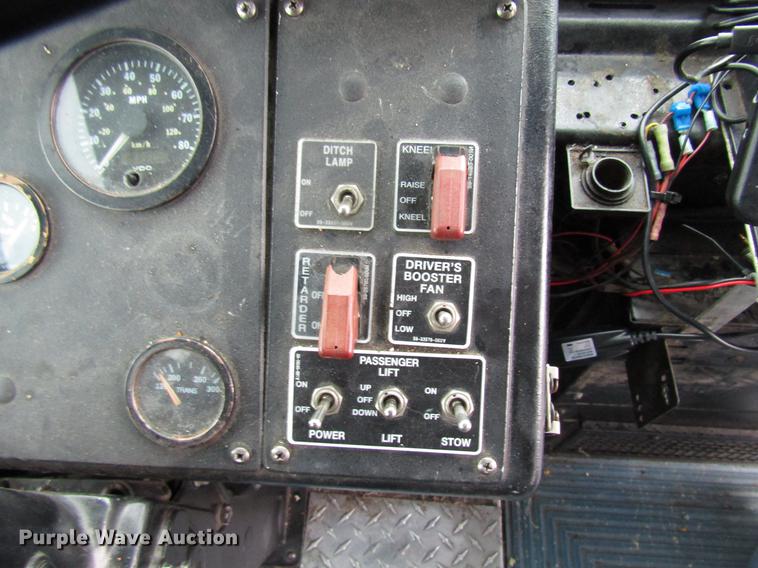 image for item DF7840 2001 Gillig G21B096N4 shuttle bus