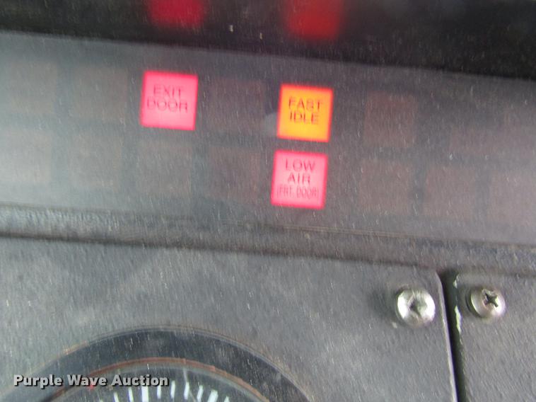 image for item DF7840 2001 Gillig G21B096N4 shuttle bus