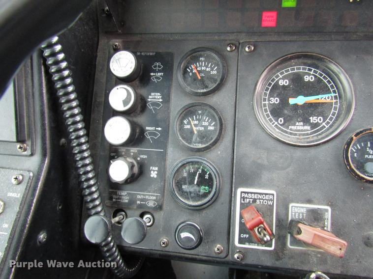 image for item DF7840 2001 Gillig G21B096N4 shuttle bus