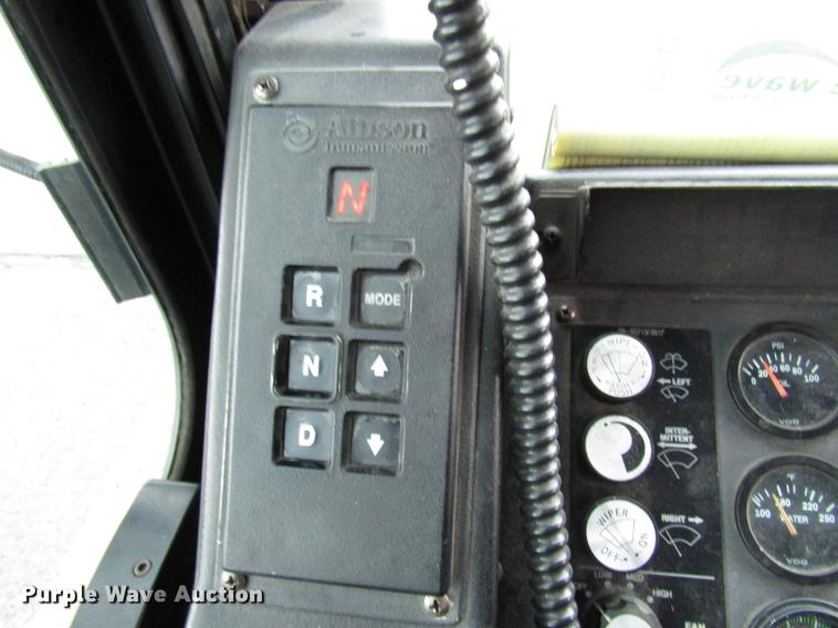 image for item DF7840 2001 Gillig G21B096N4 shuttle bus