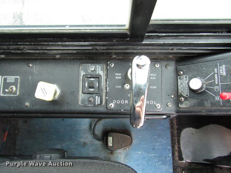 image for item DF7840 2001 Gillig G21B096N4 shuttle bus