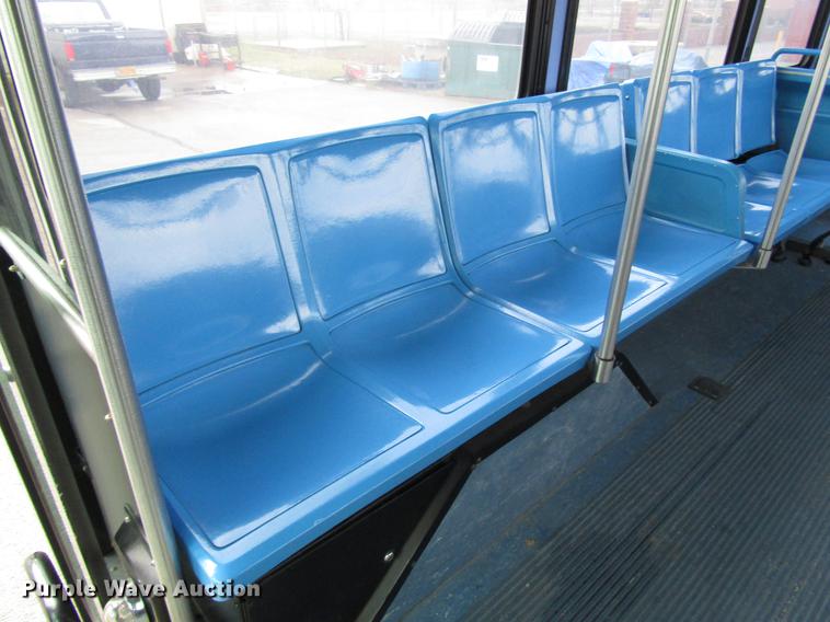 image for item DF7840 2001 Gillig G21B096N4 shuttle bus