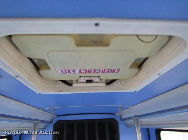 image for item DF7840 2001 Gillig G21B096N4 shuttle bus