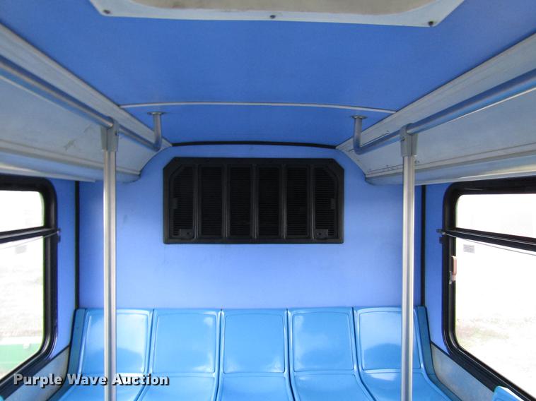 image for item DF7840 2001 Gillig G21B096N4 shuttle bus