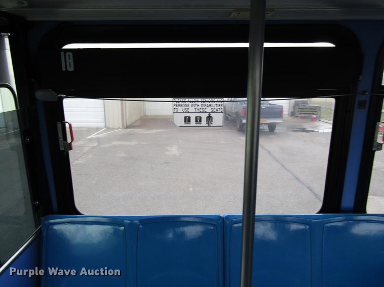 image for item DF7840 2001 Gillig G21B096N4 shuttle bus