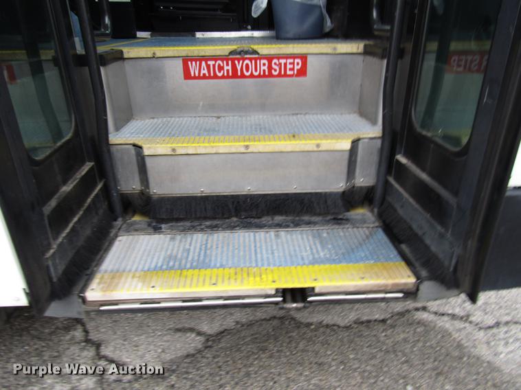 image for item DF7840 2001 Gillig G21B096N4 shuttle bus