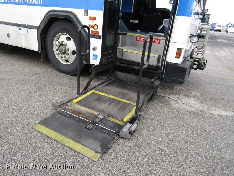 image for item DF7840 2001 Gillig G21B096N4 shuttle bus