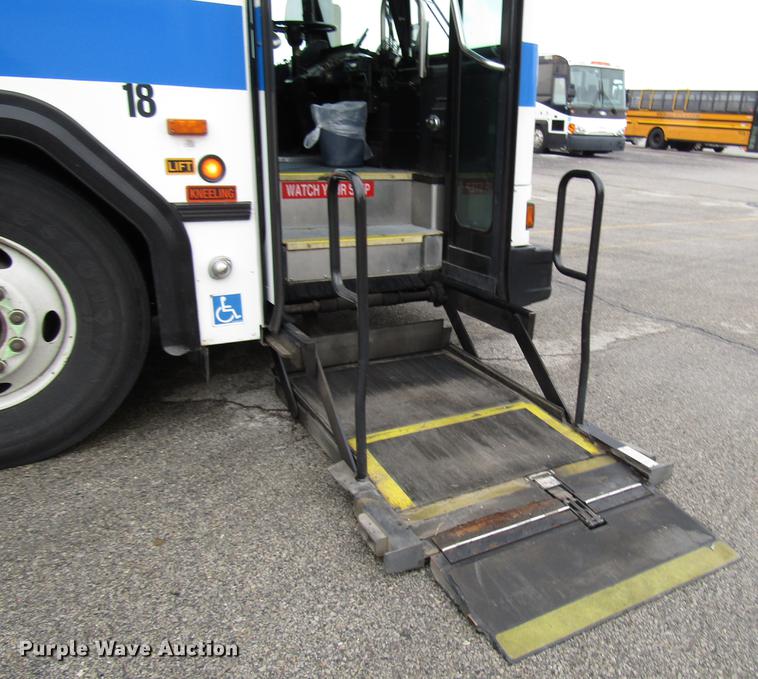 image for item DF7840 2001 Gillig G21B096N4 shuttle bus