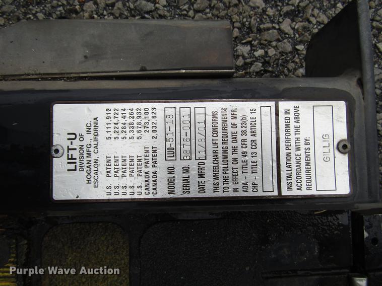 image for item DF7840 2001 Gillig G21B096N4 shuttle bus