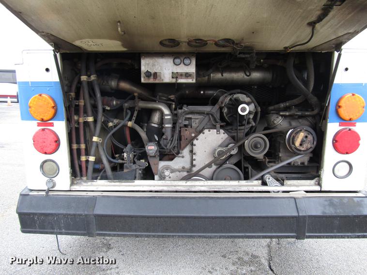 image for item DF7840 2001 Gillig G21B096N4 shuttle bus