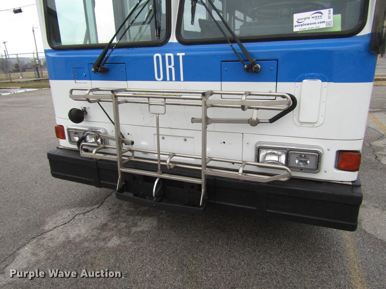 image for item DF7840 2001 Gillig G21B096N4 shuttle bus