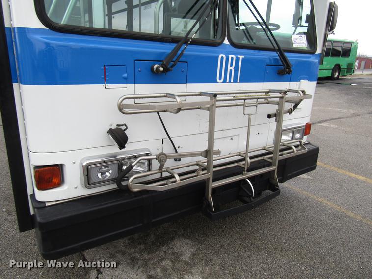 image for item DF7840 2001 Gillig G21B096N4 shuttle bus