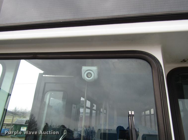 image for item DF7840 2001 Gillig G21B096N4 shuttle bus