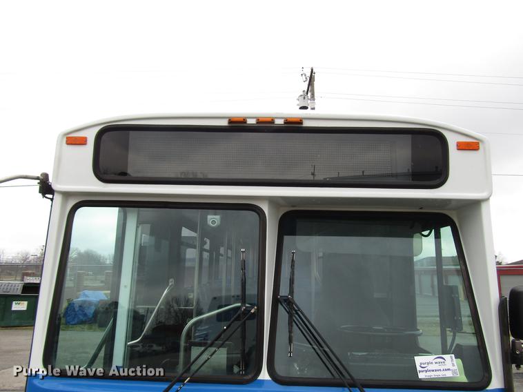 image for item DF7840 2001 Gillig G21B096N4 shuttle bus
