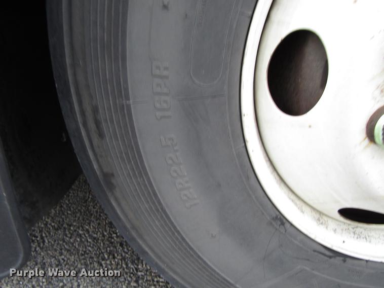 image for item DF7840 2001 Gillig G21B096N4 shuttle bus