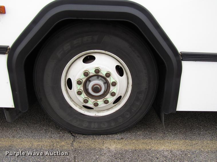 image for item DF7840 2001 Gillig G21B096N4 shuttle bus