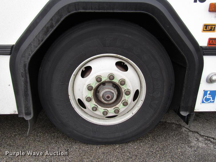 image for item DF7840 2001 Gillig G21B096N4 shuttle bus