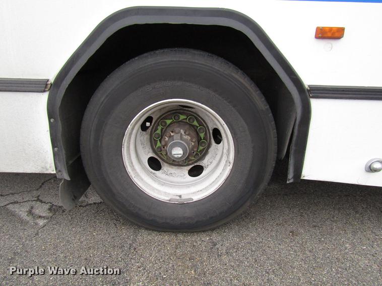 image for item DF7840 2001 Gillig G21B096N4 shuttle bus