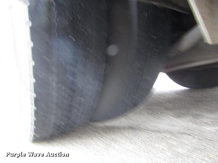 image for item DF7840 2001 Gillig G21B096N4 shuttle bus