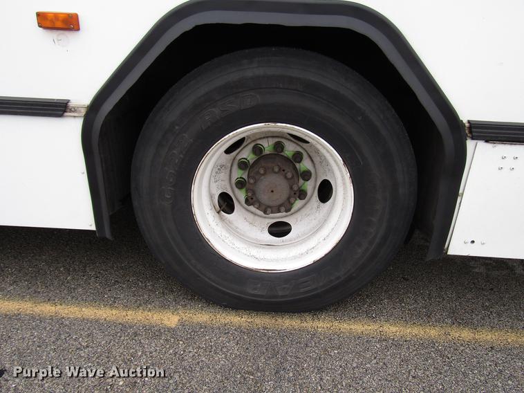 image for item DF7840 2001 Gillig G21B096N4 shuttle bus