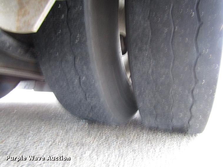 image for item DF7840 2001 Gillig G21B096N4 shuttle bus