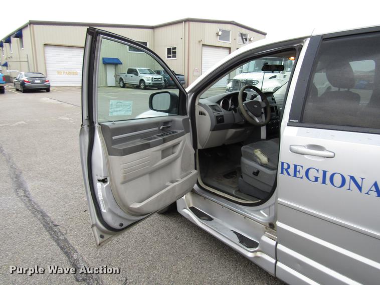 image for item DF7841 2010 Dodge Grand Caravan van