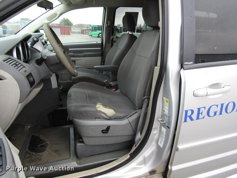 image for item DF7841 2010 Dodge Grand Caravan van