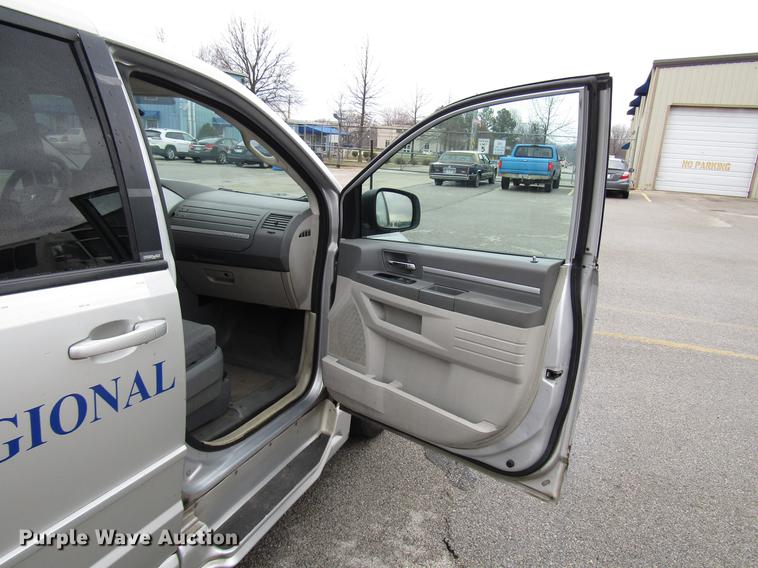 image for item DF7841 2010 Dodge Grand Caravan van