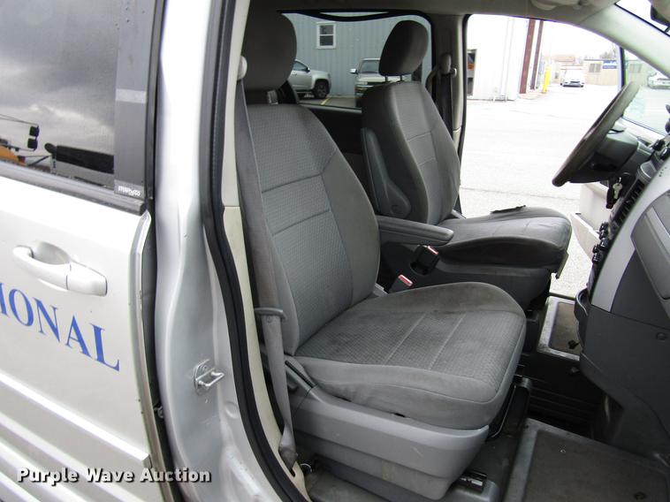 image for item DF7841 2010 Dodge Grand Caravan van