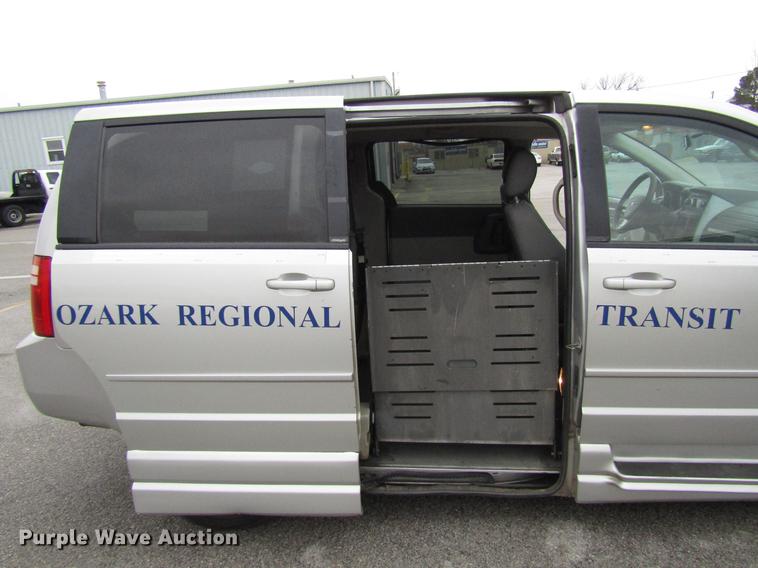 image for item DF7841 2010 Dodge Grand Caravan van