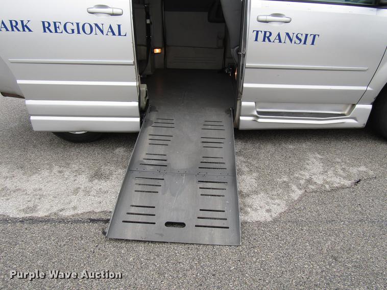 image for item DF7841 2010 Dodge Grand Caravan van