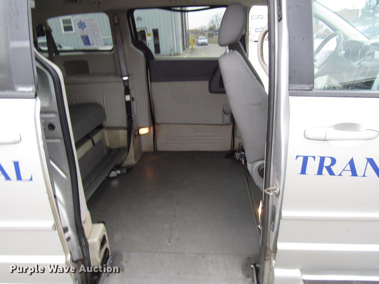 image for item DF7841 2010 Dodge Grand Caravan van