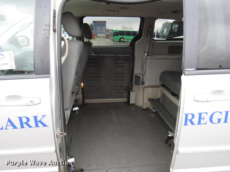 image for item DF7841 2010 Dodge Grand Caravan van