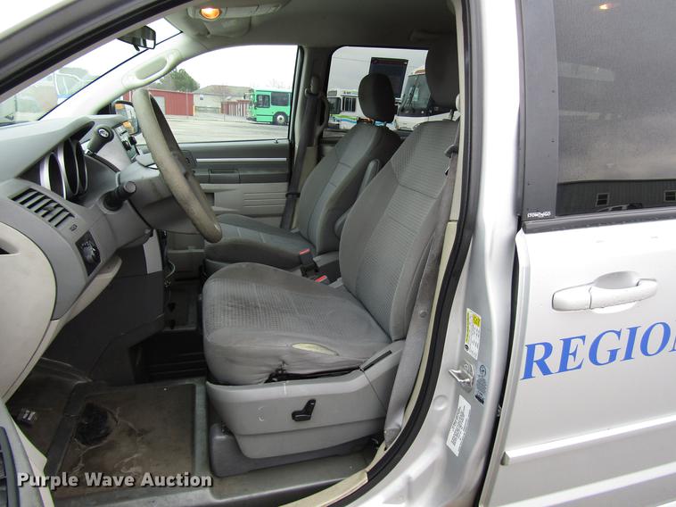 image for item DF7842 2010 Dodge Grand Caravan van