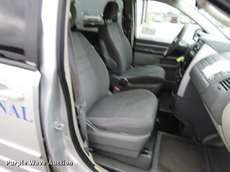 image for item DF7842 2010 Dodge Grand Caravan van