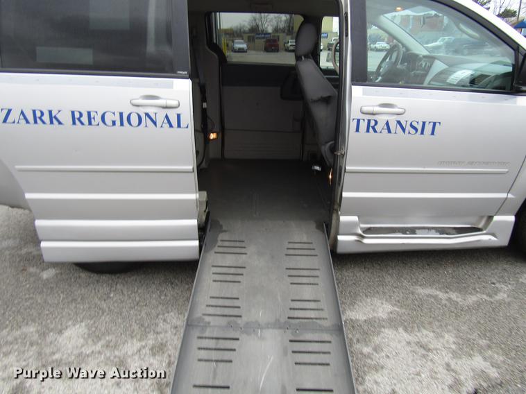 image for item DF7842 2010 Dodge Grand Caravan van