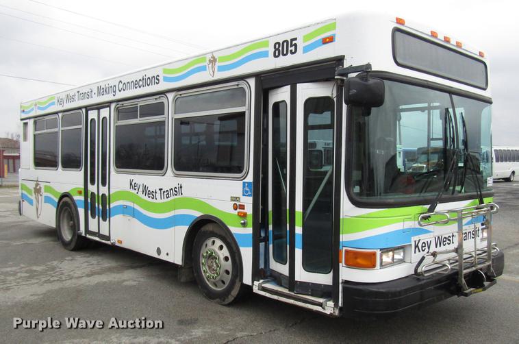 image for item DF7843 2001 Gillig G18E102R2 shuttle bus