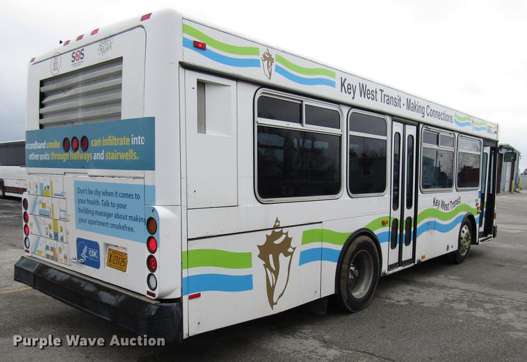 image for item DF7843 2001 Gillig G18E102R2 shuttle bus