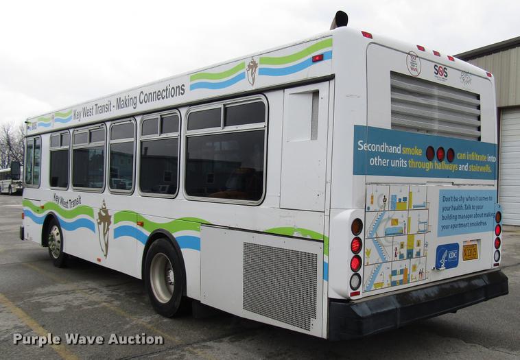 image for item DF7843 2001 Gillig G18E102R2 shuttle bus