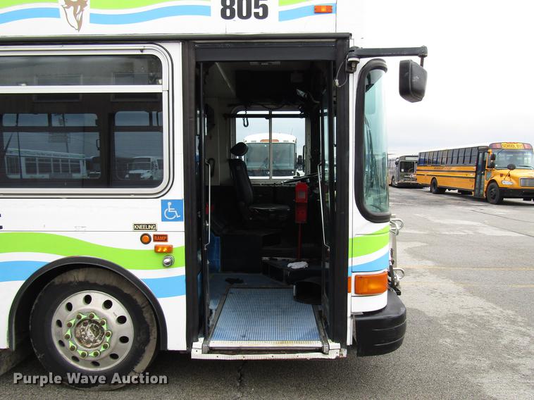 image for item DF7843 2001 Gillig G18E102R2 shuttle bus
