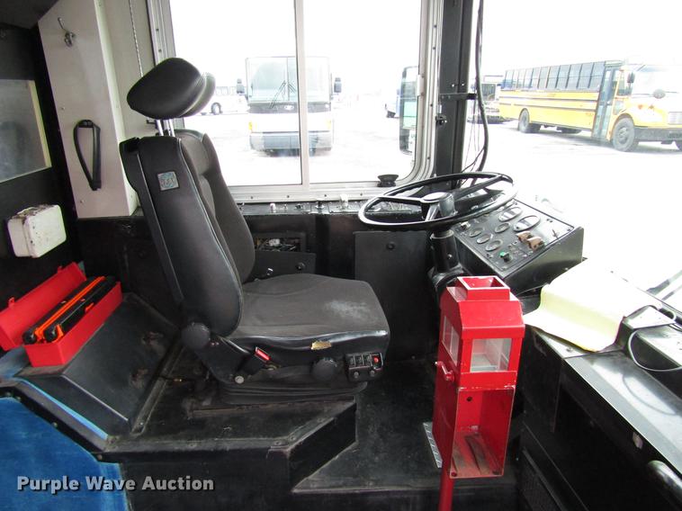 image for item DF7843 2001 Gillig G18E102R2 shuttle bus