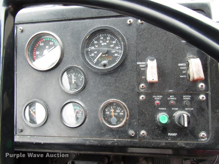 image for item DF7843 2001 Gillig G18E102R2 shuttle bus