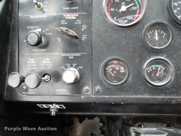 image for item DF7843 2001 Gillig G18E102R2 shuttle bus