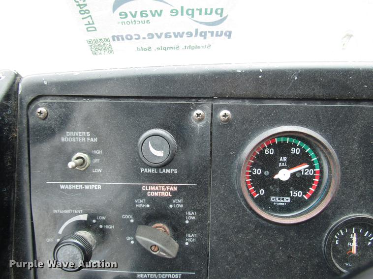 image for item DF7843 2001 Gillig G18E102R2 shuttle bus