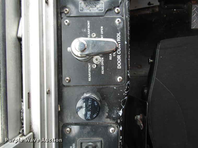 image for item DF7843 2001 Gillig G18E102R2 shuttle bus