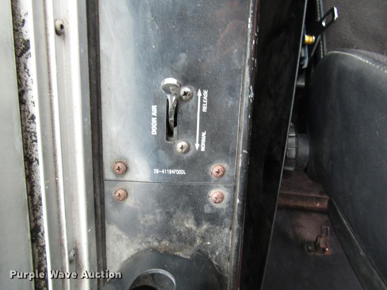 image for item DF7843 2001 Gillig G18E102R2 shuttle bus