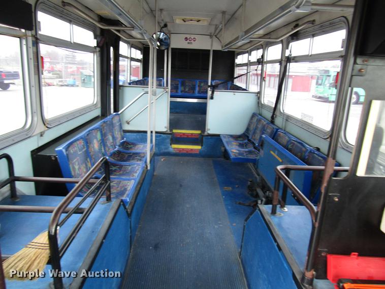 image for item DF7843 2001 Gillig G18E102R2 shuttle bus