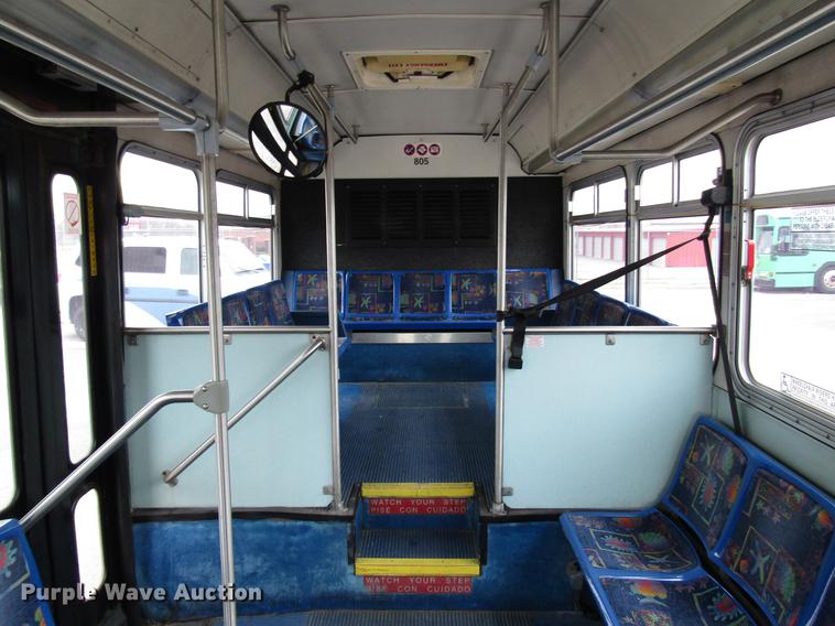 image for item DF7843 2001 Gillig G18E102R2 shuttle bus